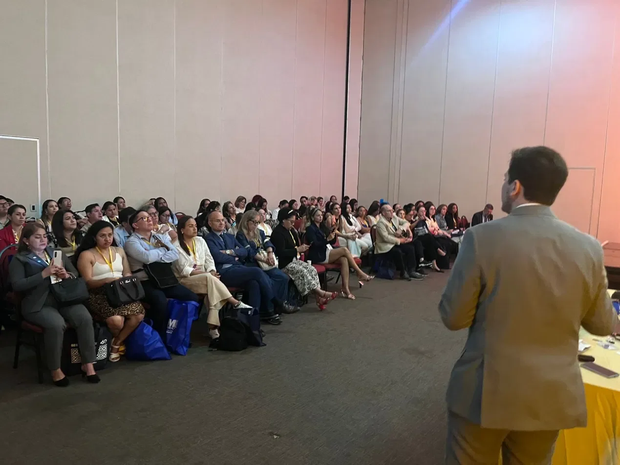 Luciano Demarco presentando ante una sala llena en un congreso de la industria
